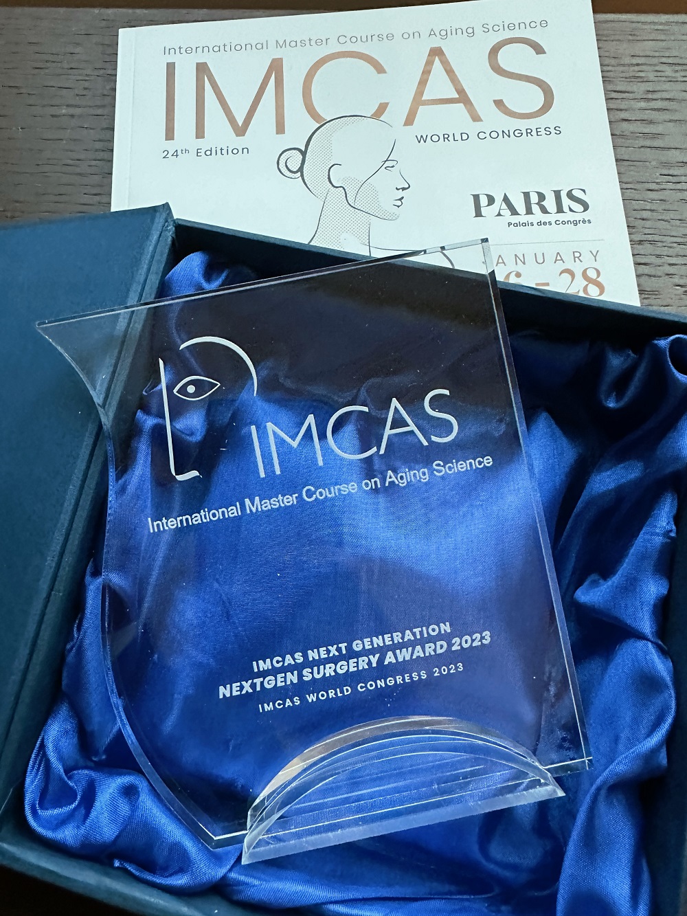 El Dr. Íñigo Aragón recibe el premio Nextgen Surgery Award en el IMCAS World Congress 2023